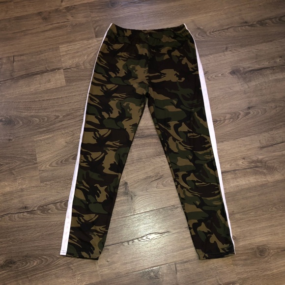 NEW!  Comfy & On Trend Side Stripe Camo Leggings - Picture 6 of 8